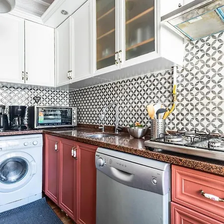 Unique Flat W Balcony 5 Min To Istiklal Street Апартаменты Стамбул